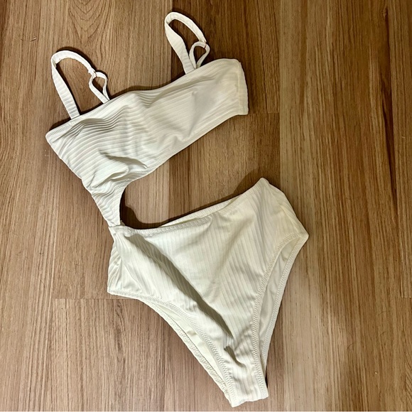 Ribbed One-Shoulder Cut-Out One-Piece Shade & Shore™ Swimsuit | Size SMALL NWOT - Picture 5 of 8
